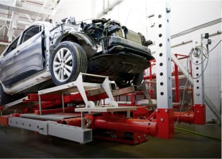 Восстановление&nbsp;геометрии&nbsp;кузова&nbsp;на&nbsp;стенде&nbsp;для&nbsp;вытяжки&nbsp;автомобилей
